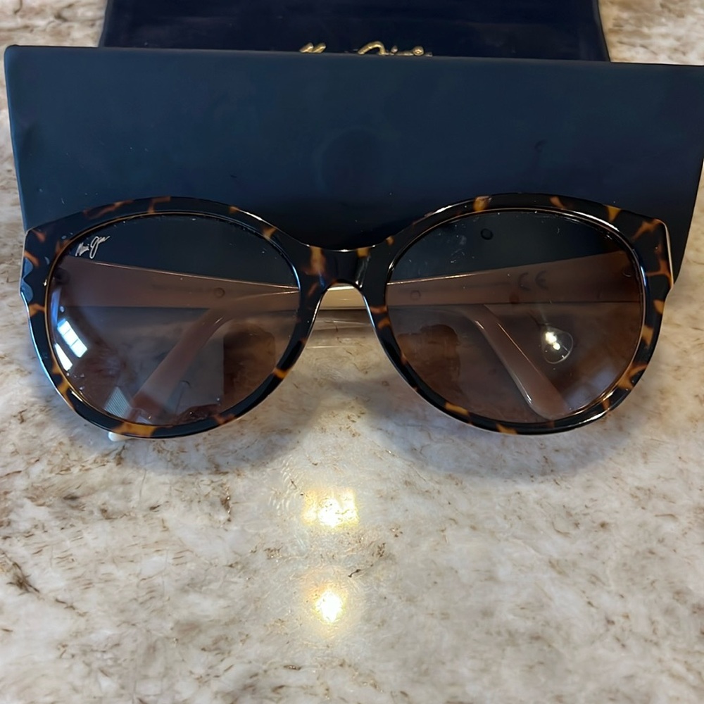 Maui Jim Tortoiseshell sunglasses. New with case.